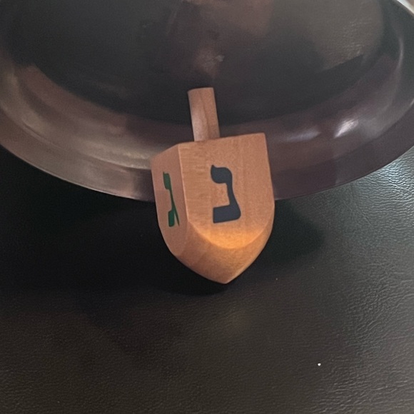 WOODEN 1” SMALL DREIDEL FOR KIDS MULTI COLORED LETTERS - Picture 3 of 7